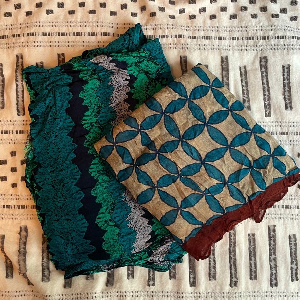 10/$10 CLEARANCE 🍁 Set of 2 blue toned scarves